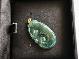Jade Anhänger dunkelgrün mit Goldöse 750er Gold neuwertig