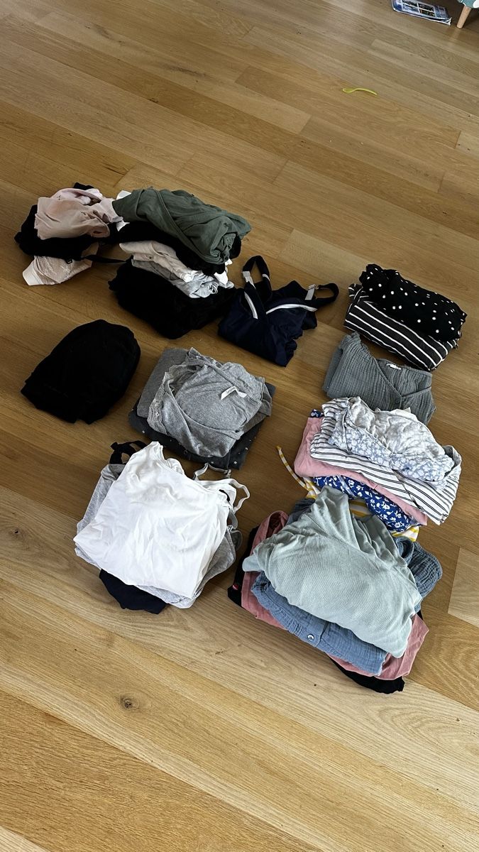 Lotti di vestiti: Tolle Stillkleidung – Usato da Oberglatt ZH venduto da jul_q86q