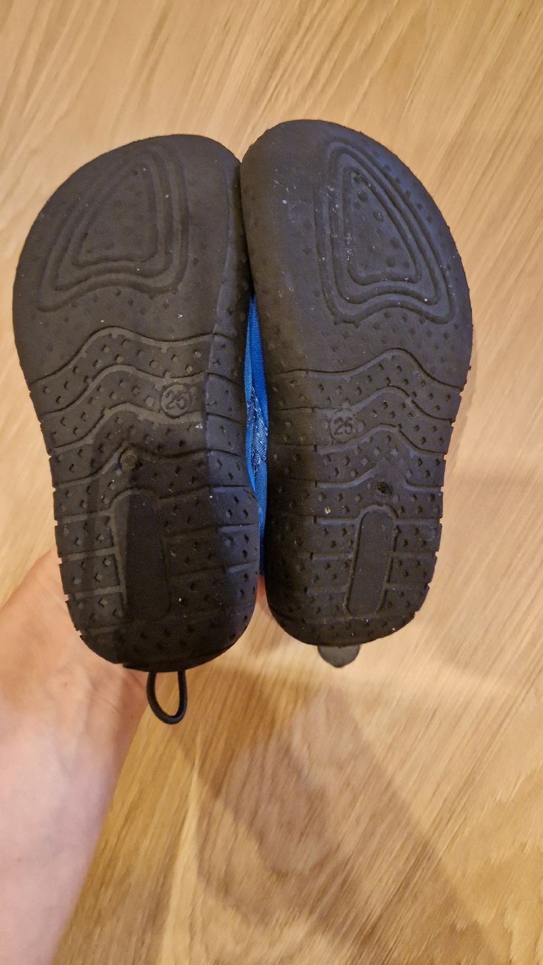 Scarpe per ragazzi: Kinder Schwimmschuhe Gr. 25 – Usato da Oensingen venduto da Nussikowski 1