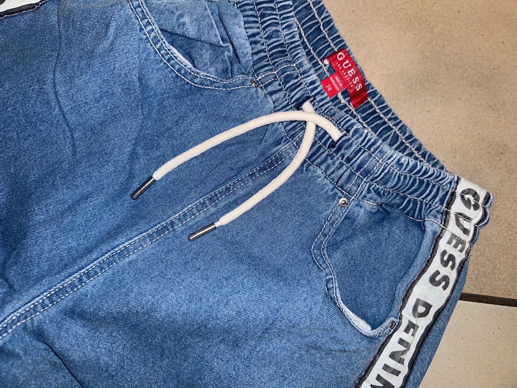Guess Jeans: Guess Jeans mit Logo Seitlich Grösse 36 – Usato da Dagmersellen venduto da sniff64