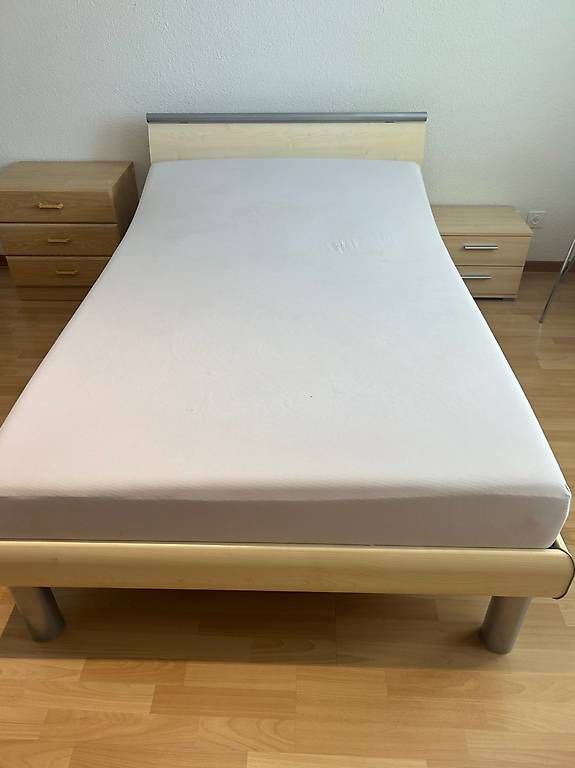 Letti: Schönes Bett mit Nachtisch – Usato da Ettiswil venduto da SHE75