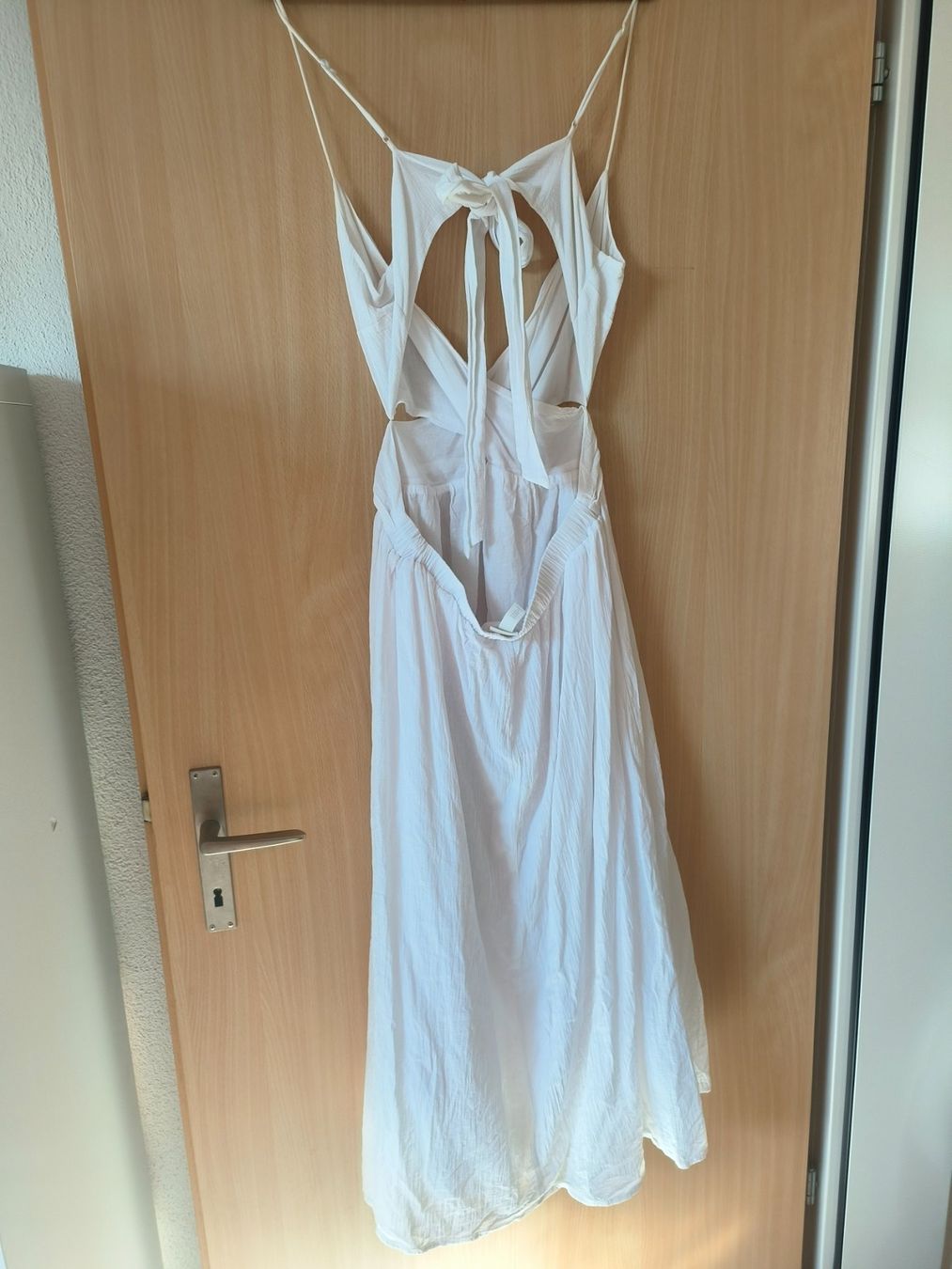 H&M Kleider: Weisses Sommerkleid mit Rückenausschnitt Gr. M – Gebraucht aus Baar von  2