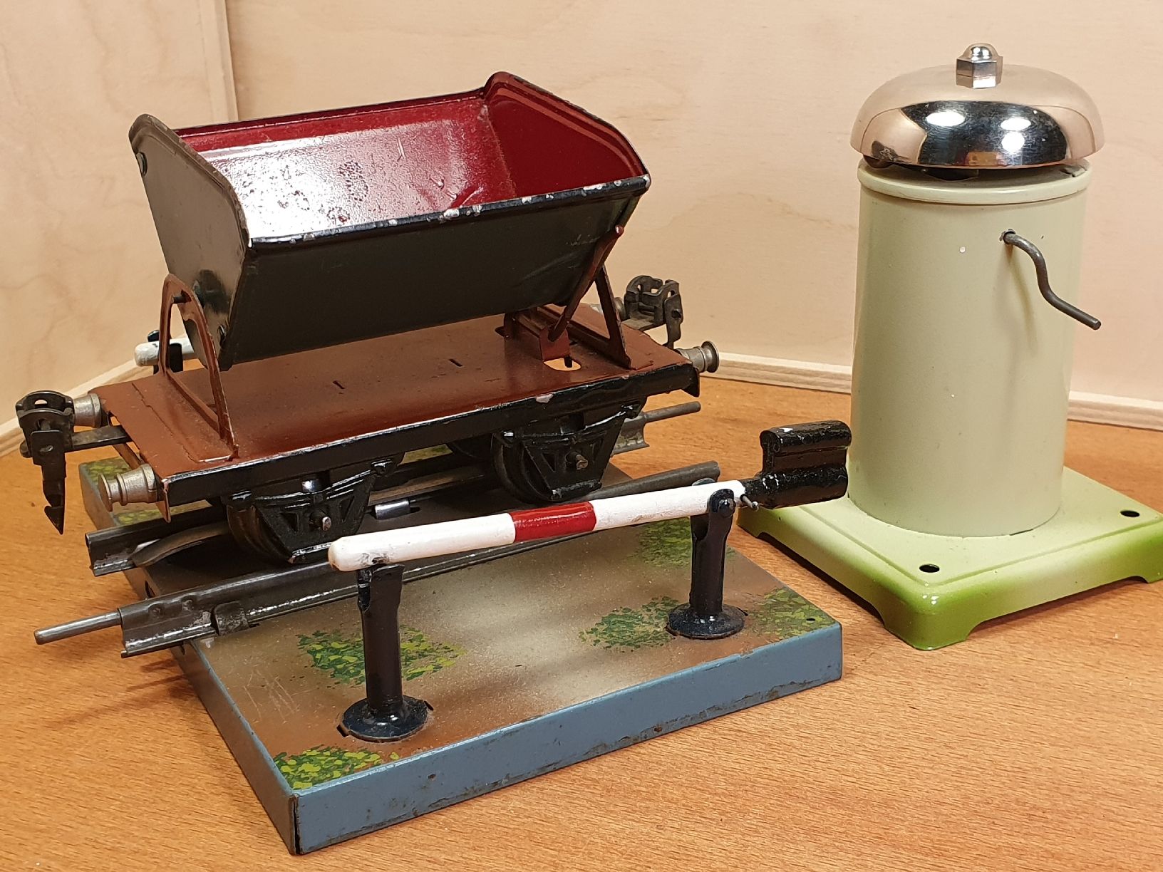 Märklin Modelleisenbahnen: Antike Märklin Kipplore, Schranke und Läutewerk – Gebraucht aus Riehen von Sandra184