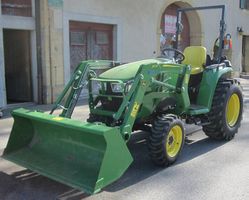 JOHN DEERE 3038 E