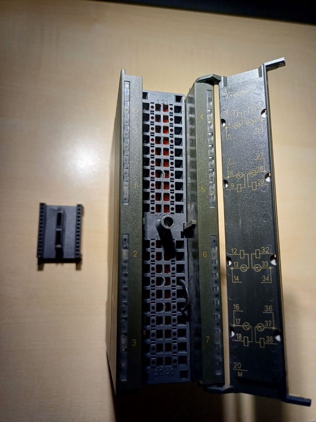 Siemens Componenti elettronici: Siemens 8xRel 6ES7 322-1HF10-0AA0 – Usato da Egliswil venduto da Cracky81 1