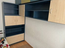 GRATIS - Bett mit Schrank, Gestell, Lattenrost, Matraze
