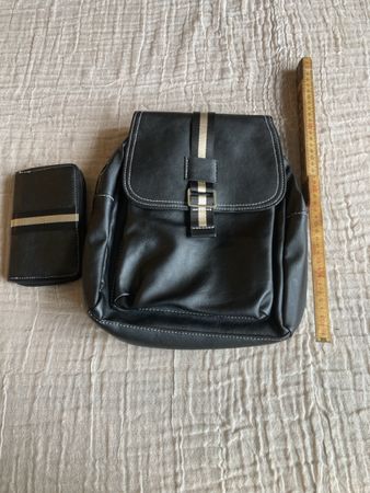 Schwarzer Rucksack mit Portemonnaie, neuwertig für Herbst!