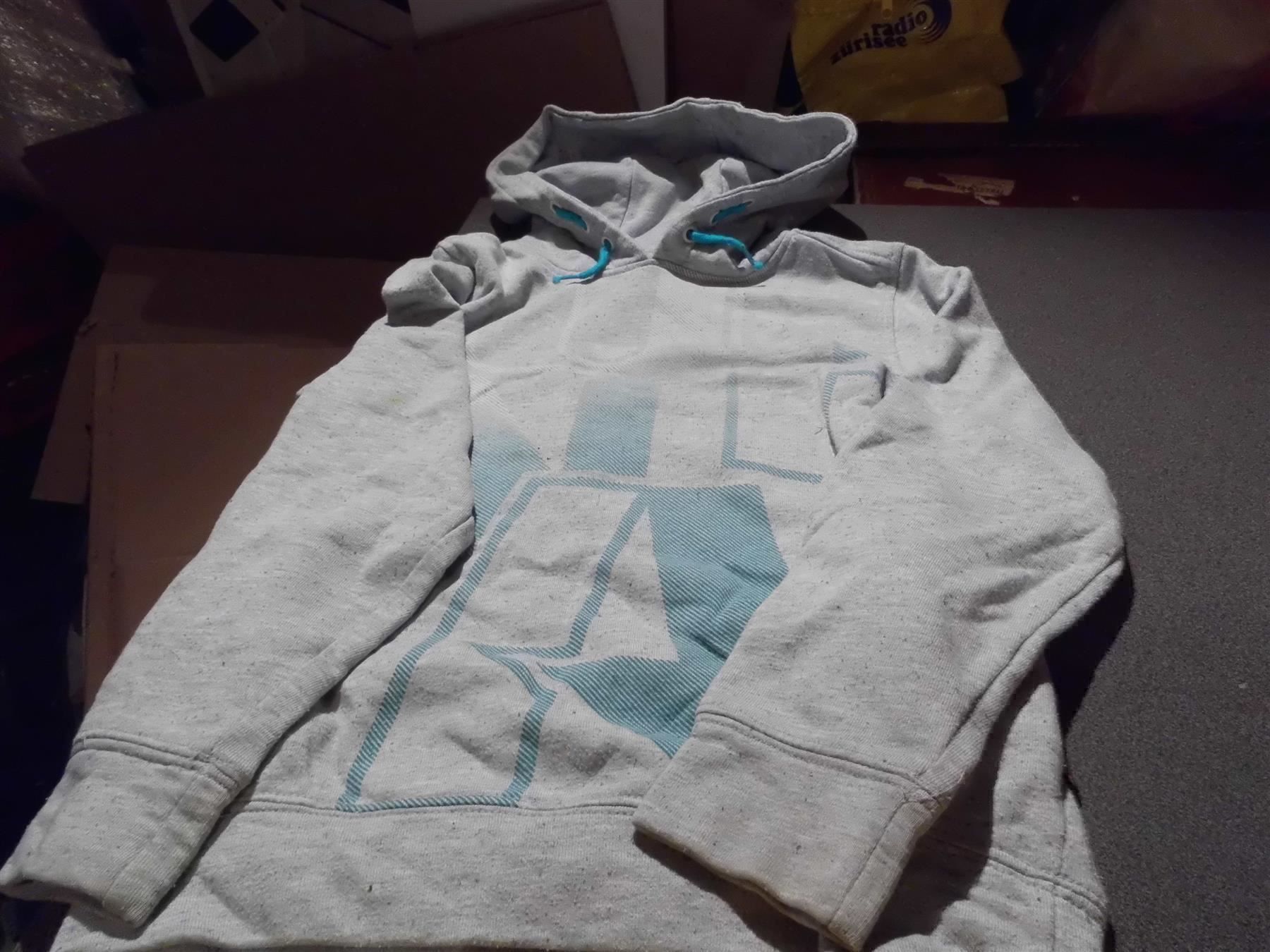 Maglioni & Felpe: Pullover Grösse 140, grau/grüner Aufdruck – Usato da Zürich venduto da abraxas1291