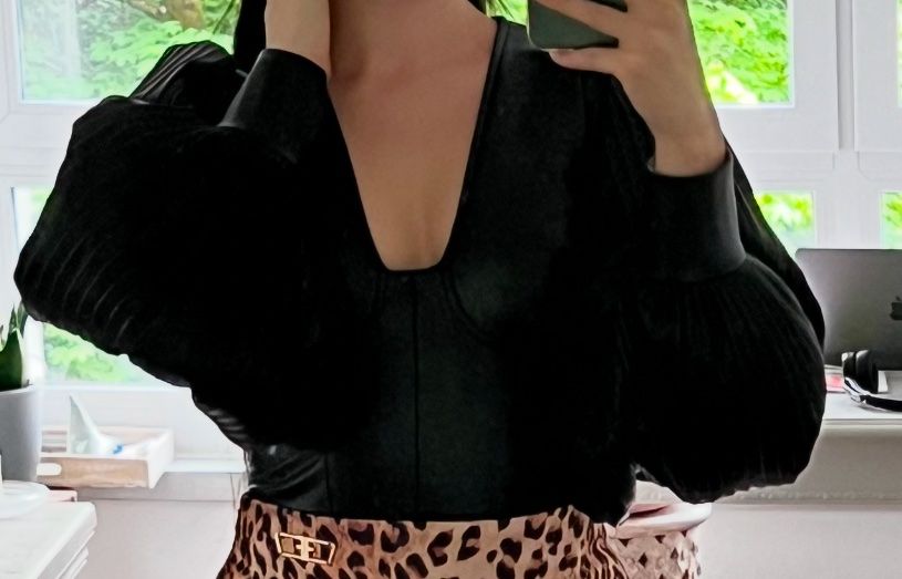 Guess Top: Guess Kunstleder-Crop-Top mit Puffärmeln – Nuovo (secondo la descrizione) da Feusisberg venduto da royi16 1