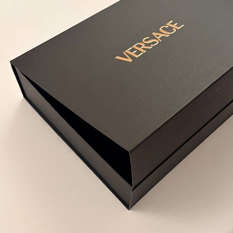 Covers & Schutzfolien: Original Versace Karton mit weisser Schutzhülle – Gebraucht aus Zürich von quiniento 2