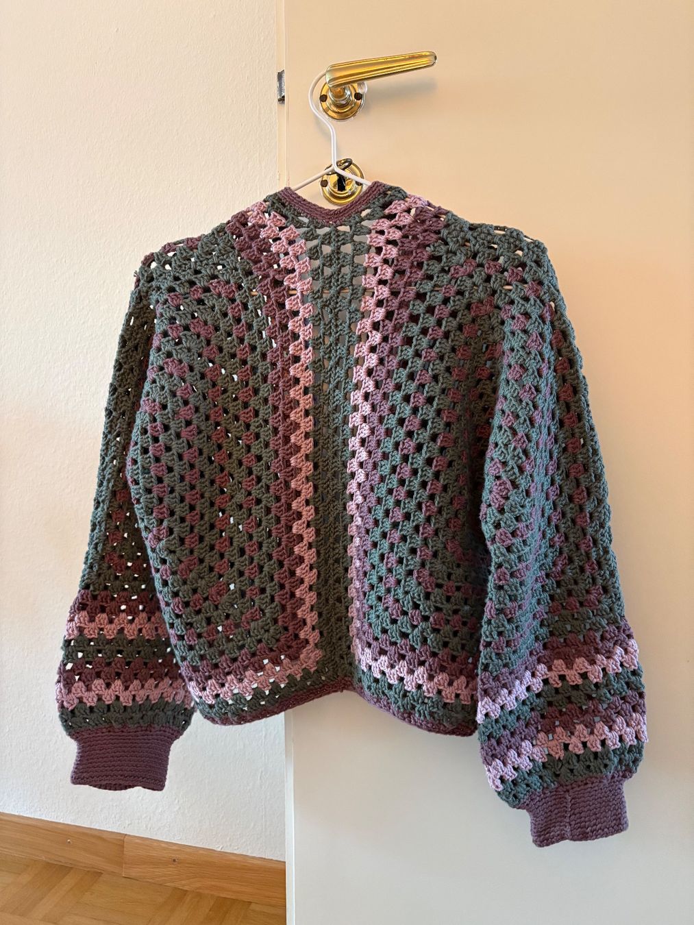 Pulls & Sweat-shirts: Gehäkelte Strickjacke – Neuf (Voir description) à Zürich par GrucciaGlam 1