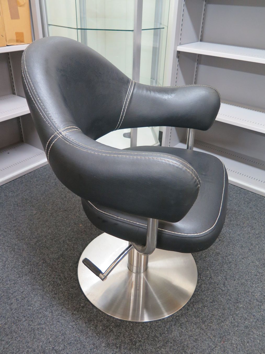Poltrone: Coiffeurstuhl Gewerbe Salon Sessel – Usato da Rümligen venduto da StefanDerendinger