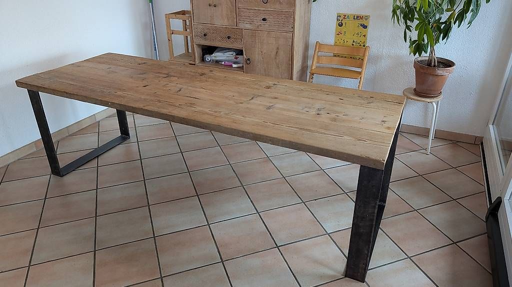 Tavoli: Rustikaler Massivholztisch mit Stahlfüssen – Usato da Herisau venduto da rfsg 2