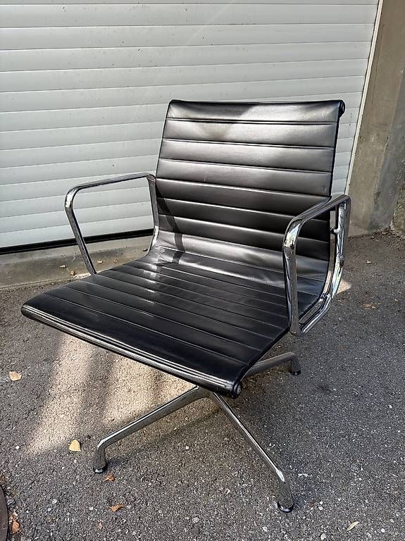 Sedie: 12 Stk. Eames EA 107 Bürosthul Vitra schwarz – Usato da Thun venduto da loria100