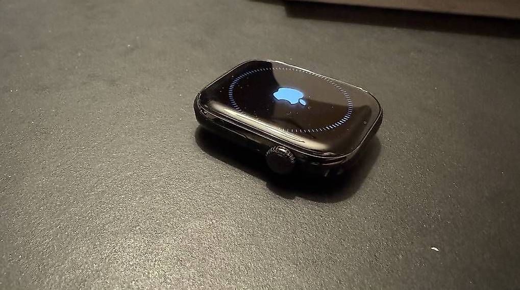 Accessori per Smartwatch: Apple Watch 10 black mit Power Bank – Usato da Wettswil venduto da samuelvontobel 4