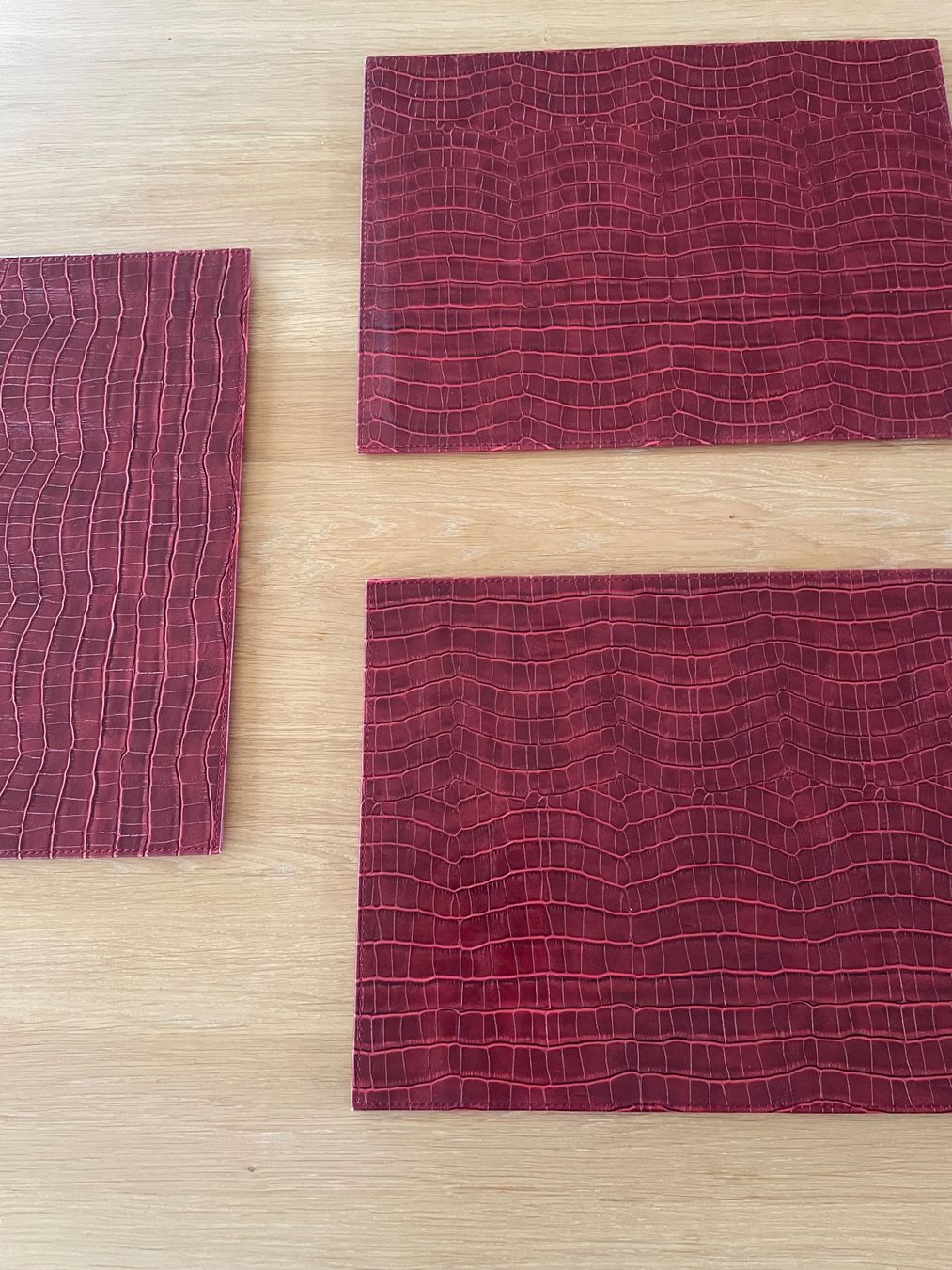 Set di tavolo e panche: Tischsets dunkelrot leder – Usato da Liestal venduto da Ballerino01 2