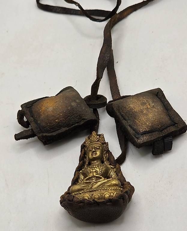Anhänger: Amitayus Buddha Amulett mit Yak-Lederband – Gebraucht aus Basel von Shankar 1