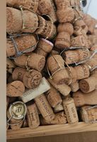Verschiedene Champagner und Weinkorken