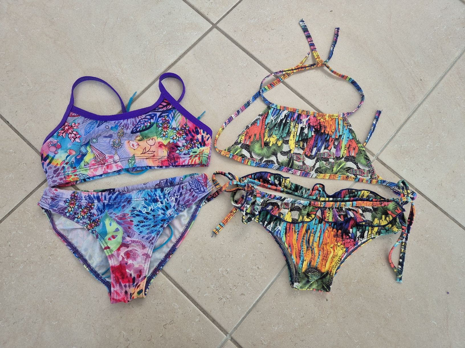 Badekleider & Bikinis: Bikinis 2 Stk. Gr. 134 Mädchen von Amanzi  – Gebraucht aus Adliswil von Stardust11
