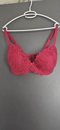Soutien-gorge rouge, taille 80F, parfait pour l'été!