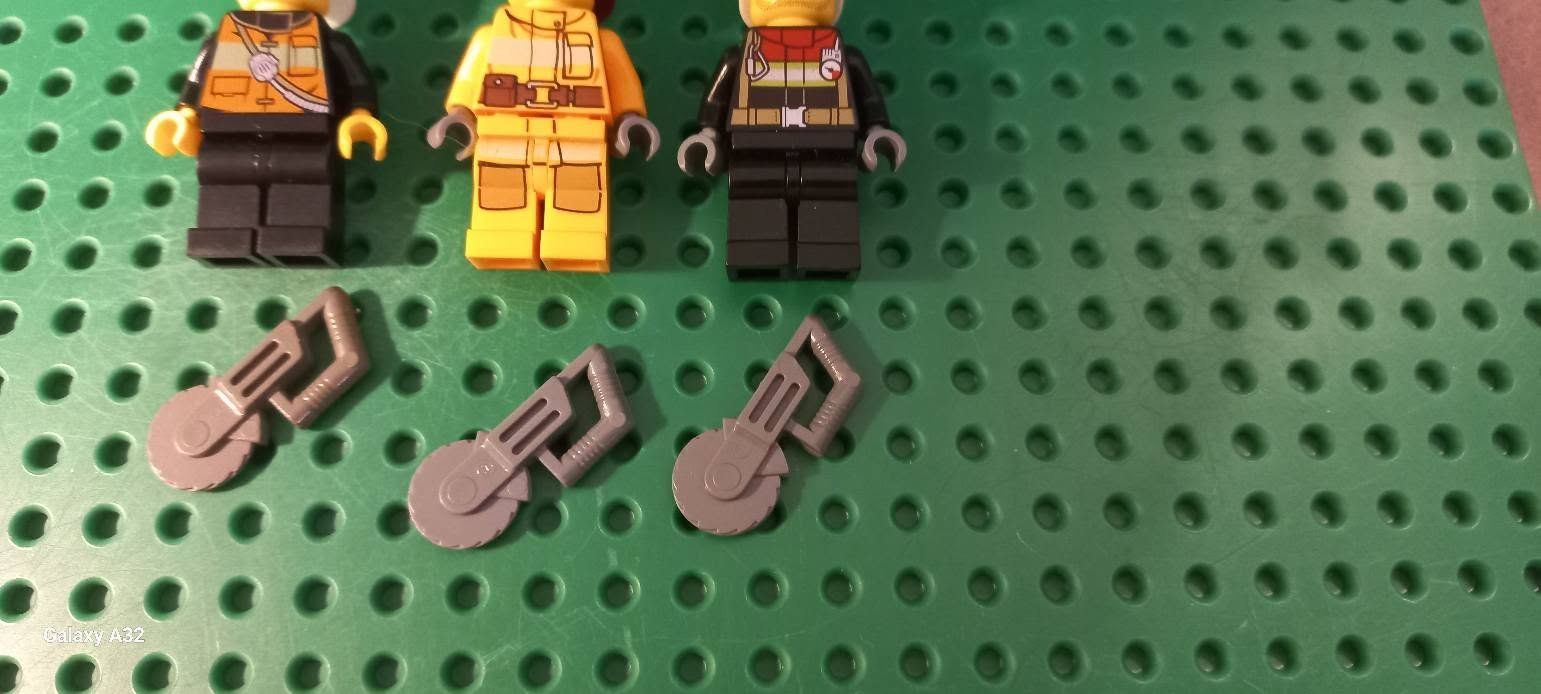 Lego Spielzeuge: Lot de 3 mini figurines pompier Lego – Gebraucht aus La Tour de Trême von Startjouet 1