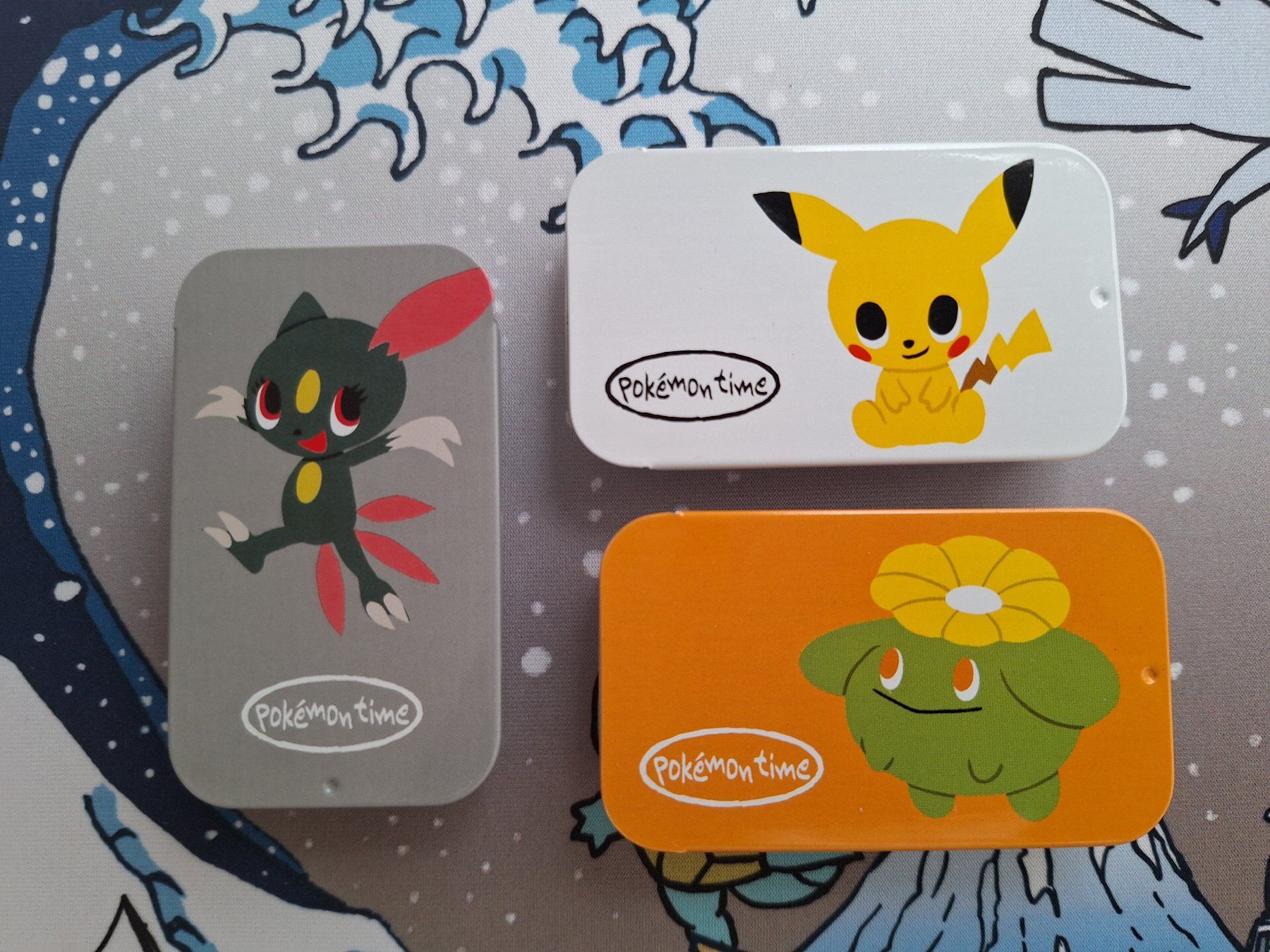 Pokémon Carte collezionabili: Pokemon Center Tins: Pikachu, Skiploom, Sneasel – Usato da Spreitenbach venduto da misi.m