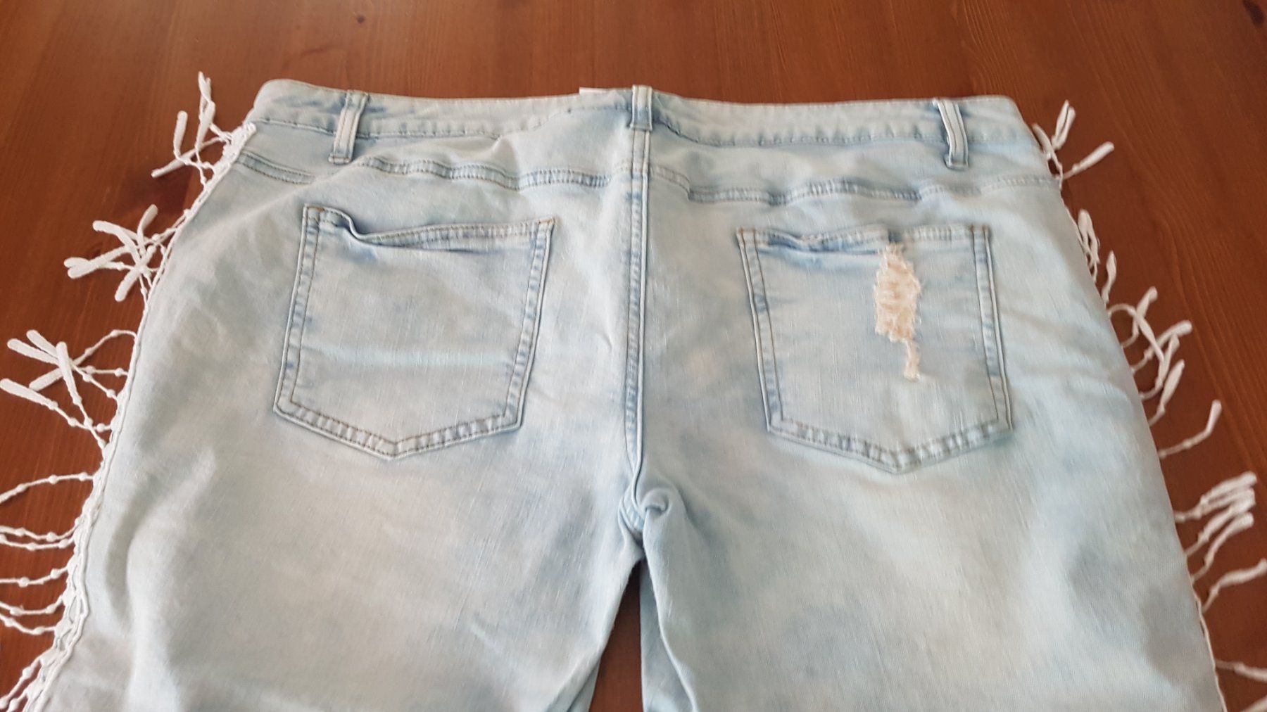 Jeans: Capri Jeans mit Fransen, Gr. 46 – D'occasion à Samstagern par Bladetigi 2