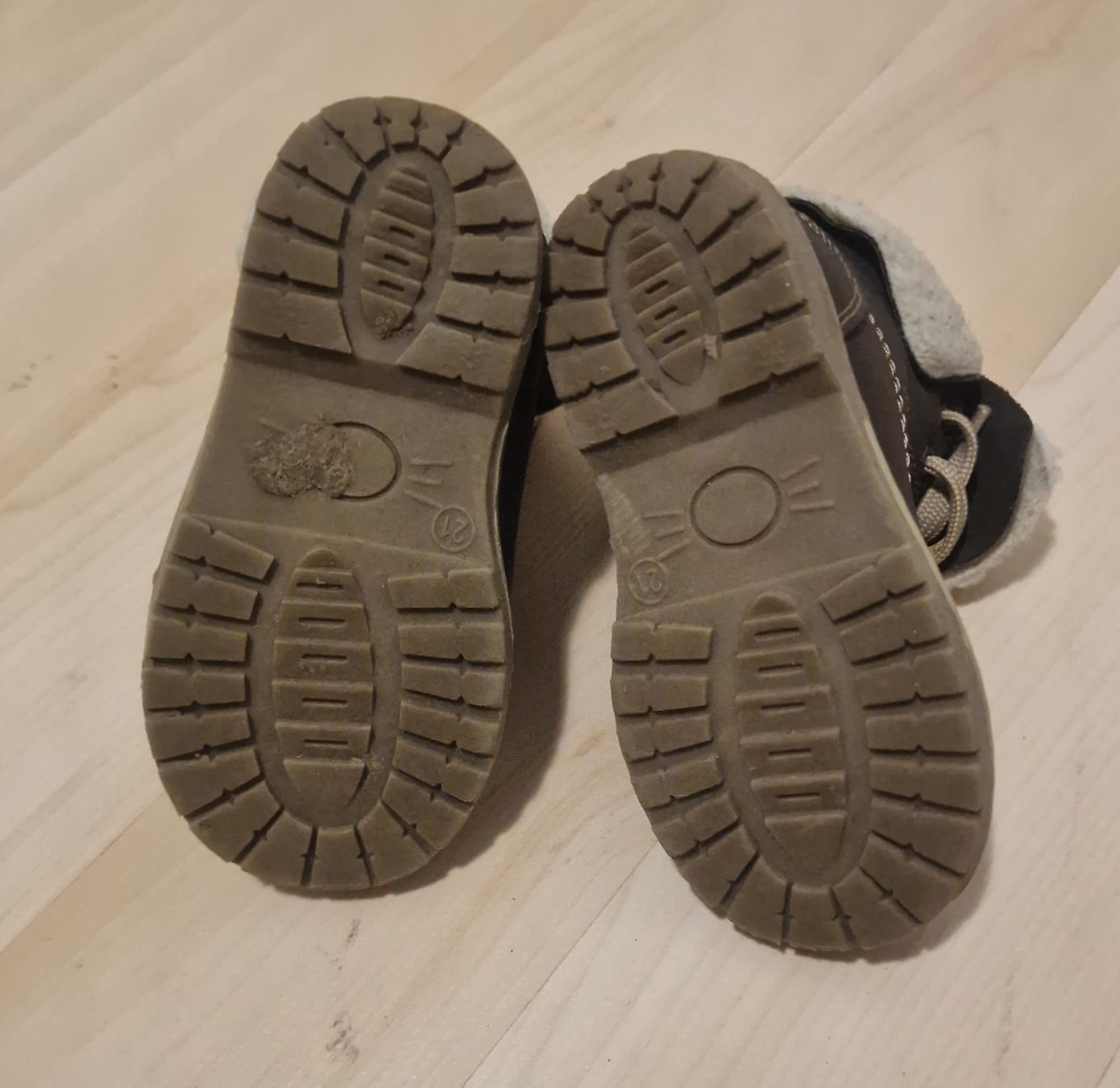 Scarpe per ragazzi: Wildlederschuhe gr21 – Usato da Winterthur venduto da Mmondeo 1