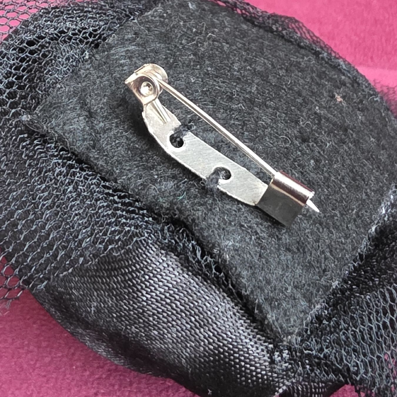 Spille & Fermagli: Schwarze Stoff-Rose Brosche, neuwertig, Gothic Accessoire. – Nuovo (secondo la descrizione) da Rheinsulz venduto da Gilea 4