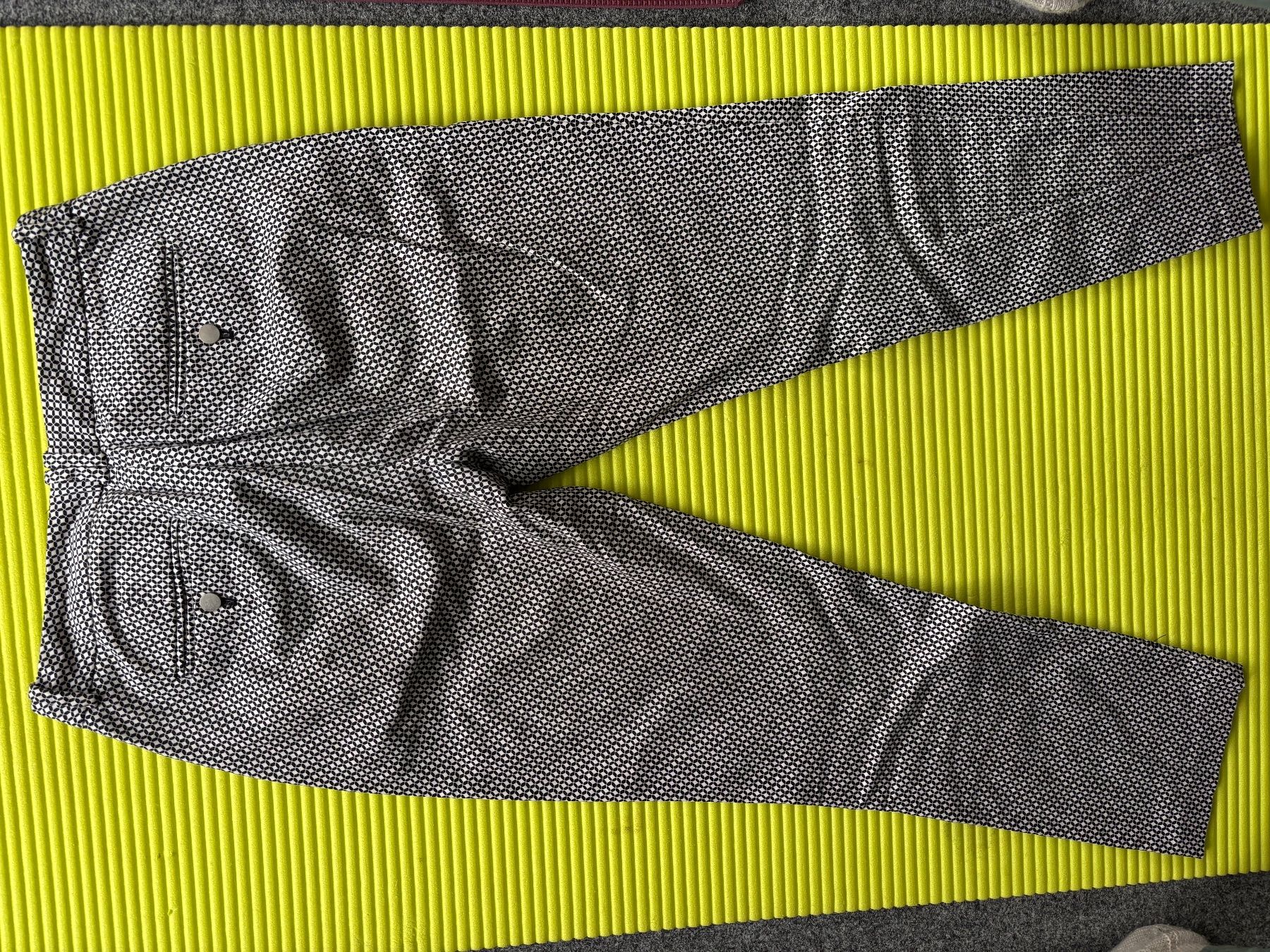 Calvin Klein Pantaloni: Calvin Klein schwarz-weiss Sommerhose – Usato da Stallikon venduto da Rsiri 4