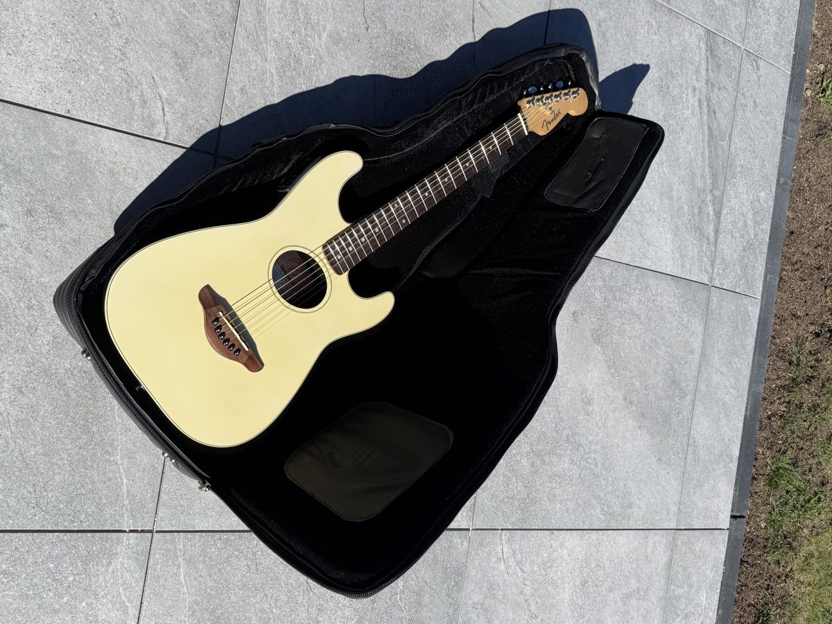Fender Strumenti musicali: Fender Stratacoustic comme neuve avec housse – Usato da Hérémence venduto da Xylosophie 7
