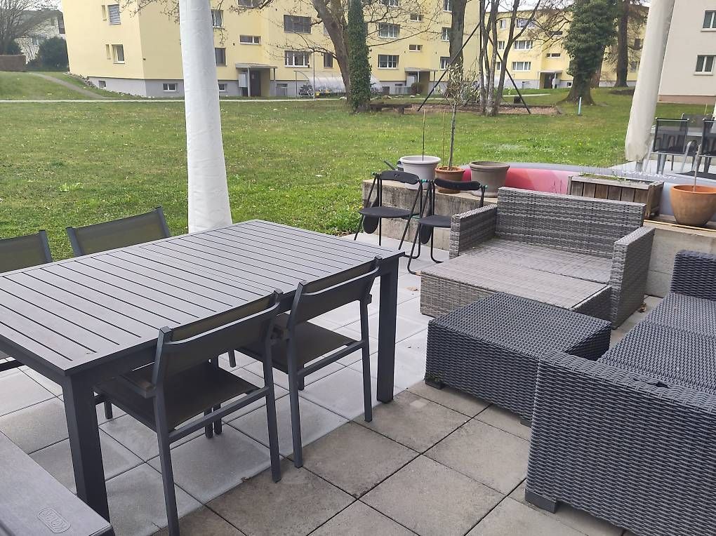 Set de table et chaises: Gartentisch mit 4 Stühlen – D'occasion à Pfäffikon ZH par Luwinho69
