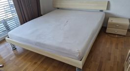 Bettgestell 180 × 200 cm von Möbel Pfister + 2 Nachttische