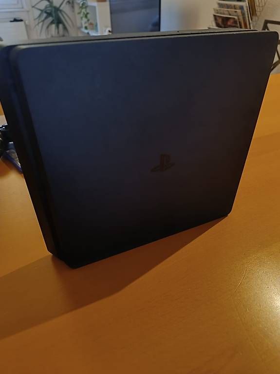 Konsolen: PS4 Slim 1TB mit 2 Controller – Gebraucht aus Bern von cli_px88 1