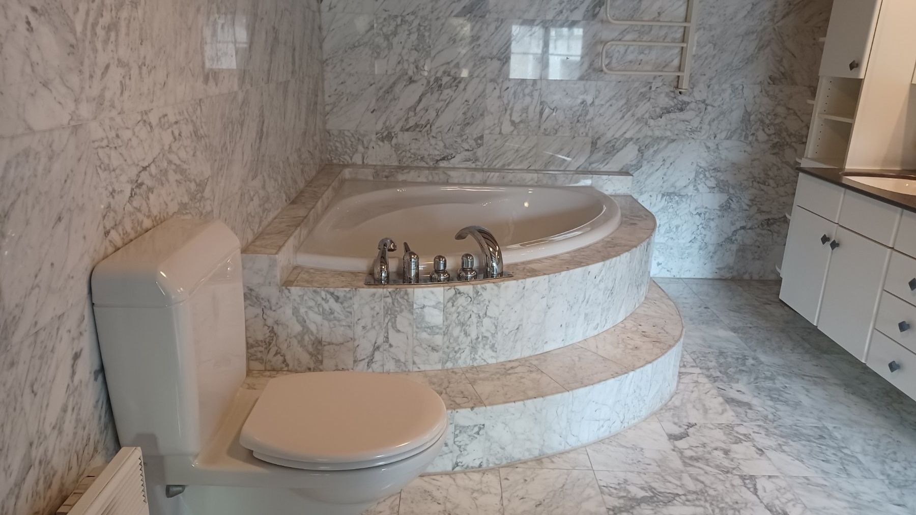 Vasche da bagno: Komplettes Bad Whirlpool Badewanne Eckbadewanne – Usato da Immensee venduto da bubi19 2