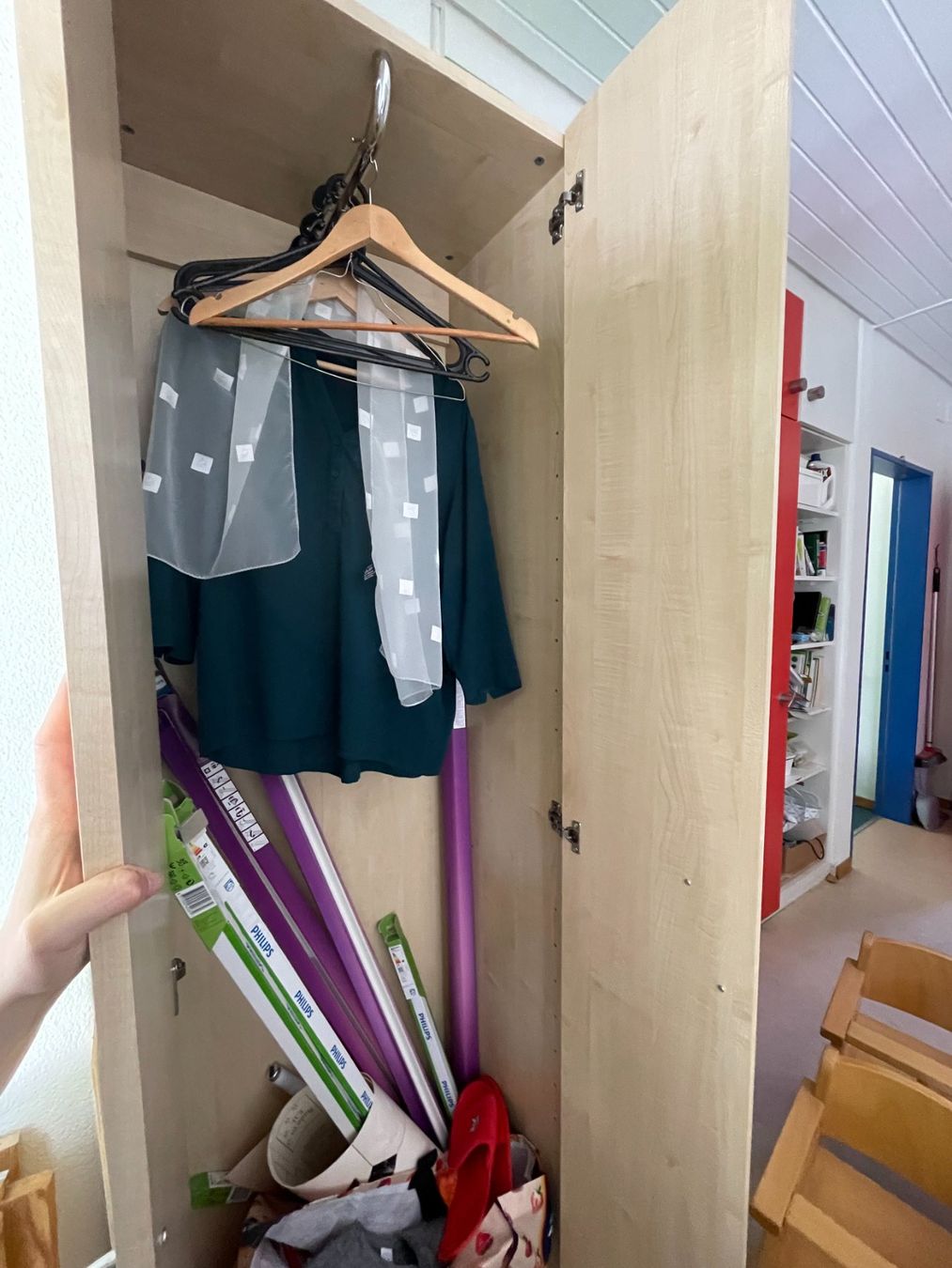Armadi: Kleiderschrank hell, 2-türig, mit Kleiderstange – Usato da Zürich venduto da con_pz52 2
