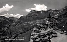 Klausen-Passhöhe. Postautos, Autobusse, VW Bulli