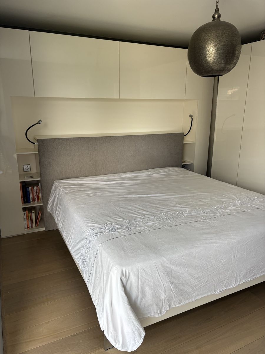 Letti: Modern White Wardrobe - Stylish Storage Solution Now! – Usato da Crans VD venduto da gen_gj6k