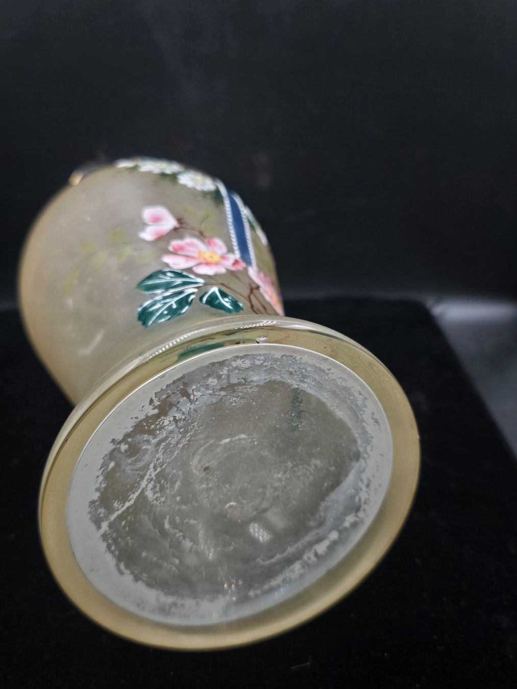 Caraffe: Karaffe aus satiniertem Glas mit Emaille Bemalung – Usato da Rorschacherberg venduto da snOOpydOg11 2