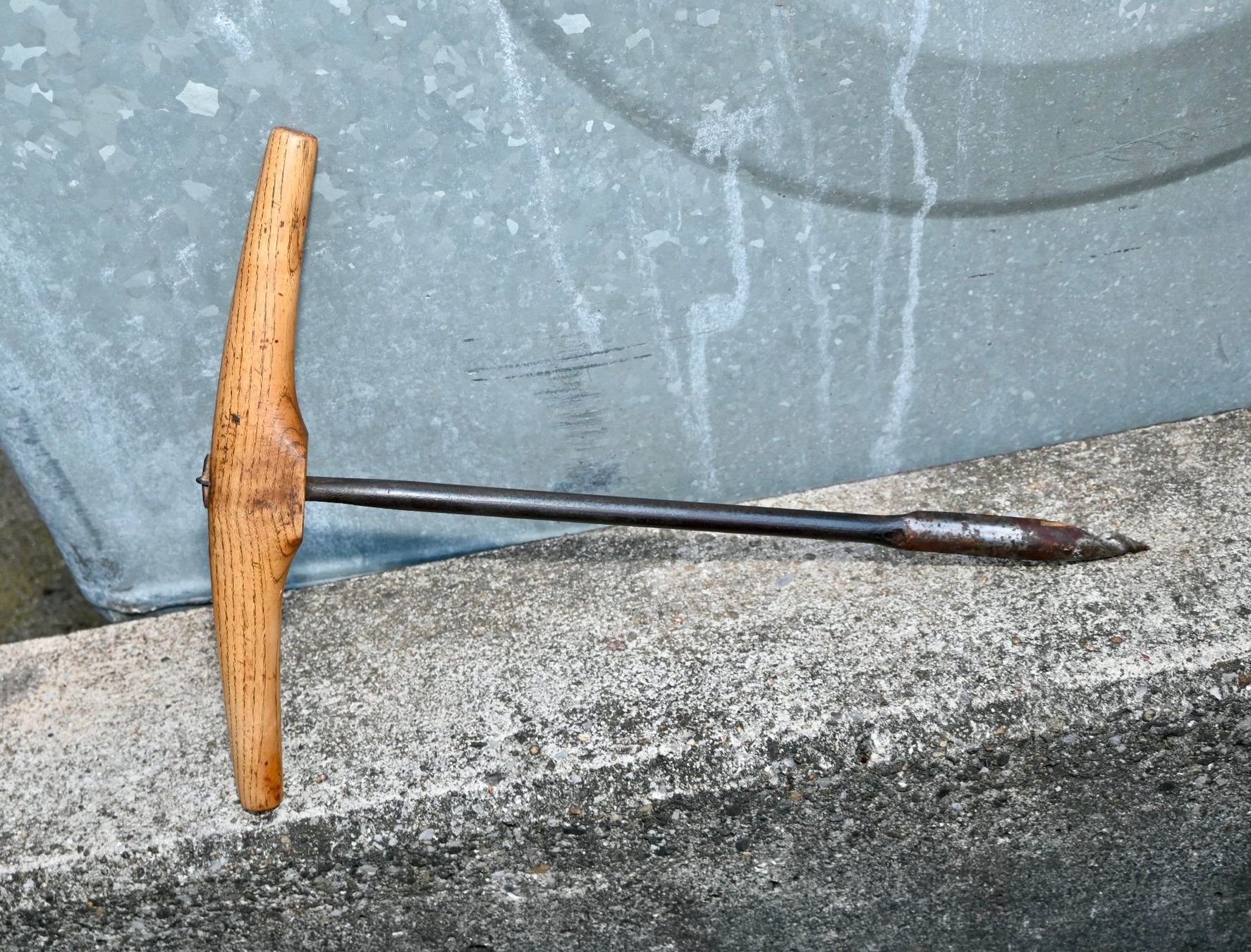 Tutti gli attrezzi: ANTIKER Handbohrer Länge 46cm punziert ANKER & 22 – Usato da Pfaffhausen venduto da mono_rec 2