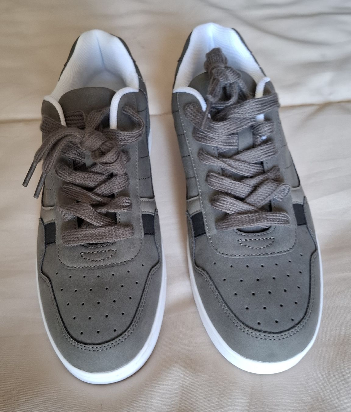 Scarpe da uomo: Graue Sneaker Grösse 43, ungetragen – Nuovo (secondo la descrizione) da Dietikon venduto da Hirschkopf