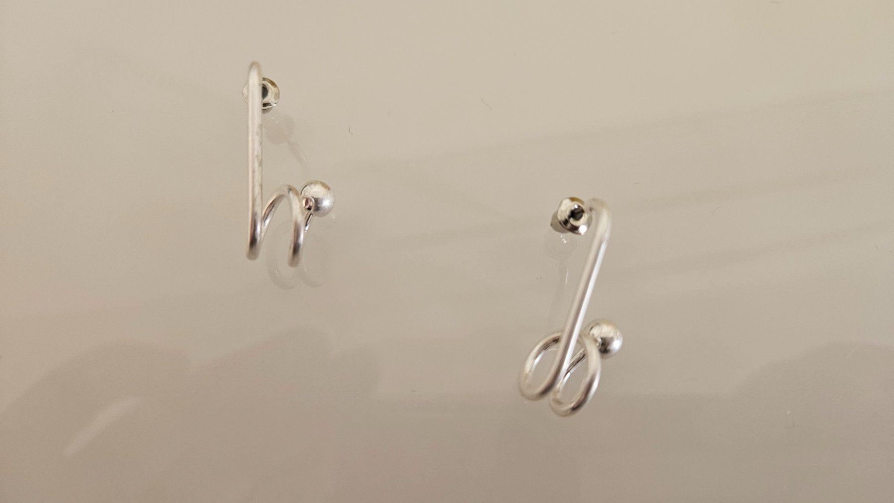 Orecchini pendenti & Orecchini a lobo: Orecchini a spirale color argento (bigiotteria) – Nuovo e nell'imballaggio originale da Melano venduto da H-Sara 1