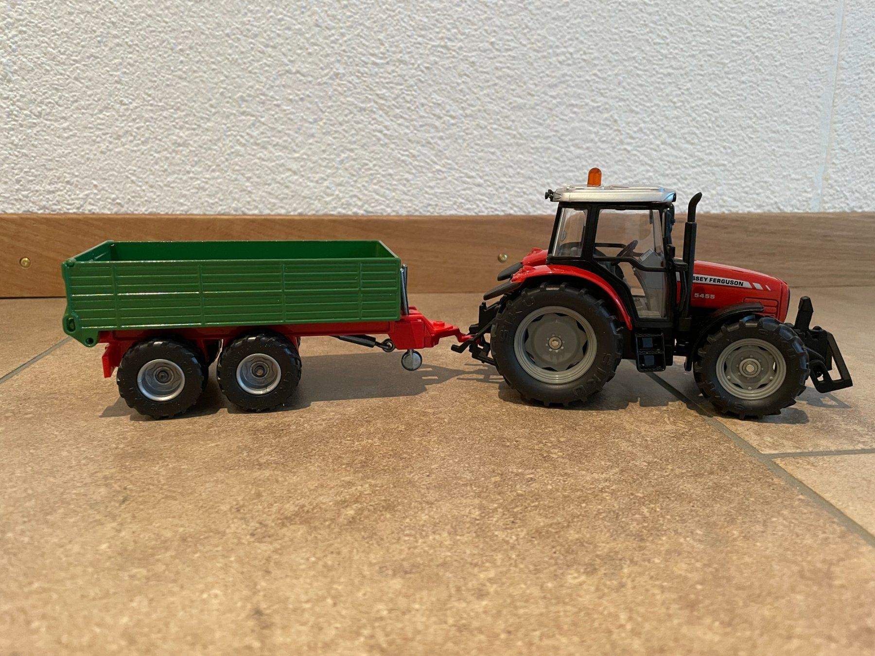 Massey Ferguson Traktoren: SIKU Massey Ferguson 5455 mit Kipper – Neu und originalverpackt aus Kreuzlingen von Stefan1150 2