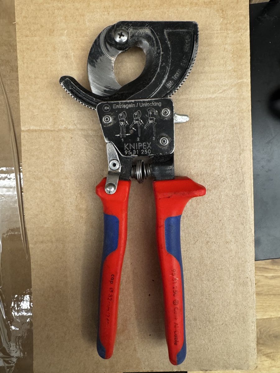 Knipex Tutti gli attrezzi: Knipex Kabelschneider 250 mm – Usato da Basel venduto da bau_6tk8