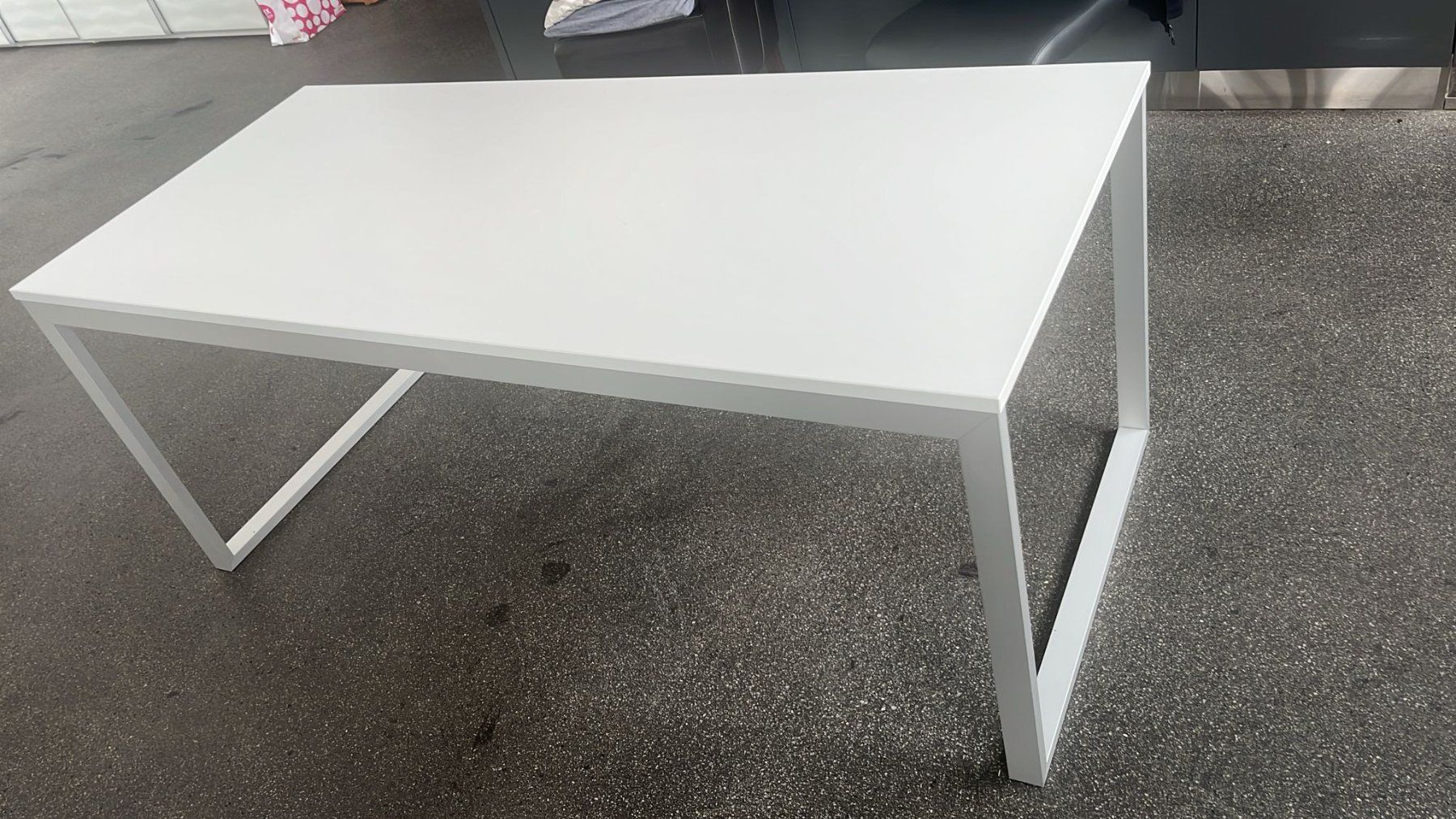 Pfister Scrivanie: solider Schreibtisch – Usato da Birrwil venduto da FK89