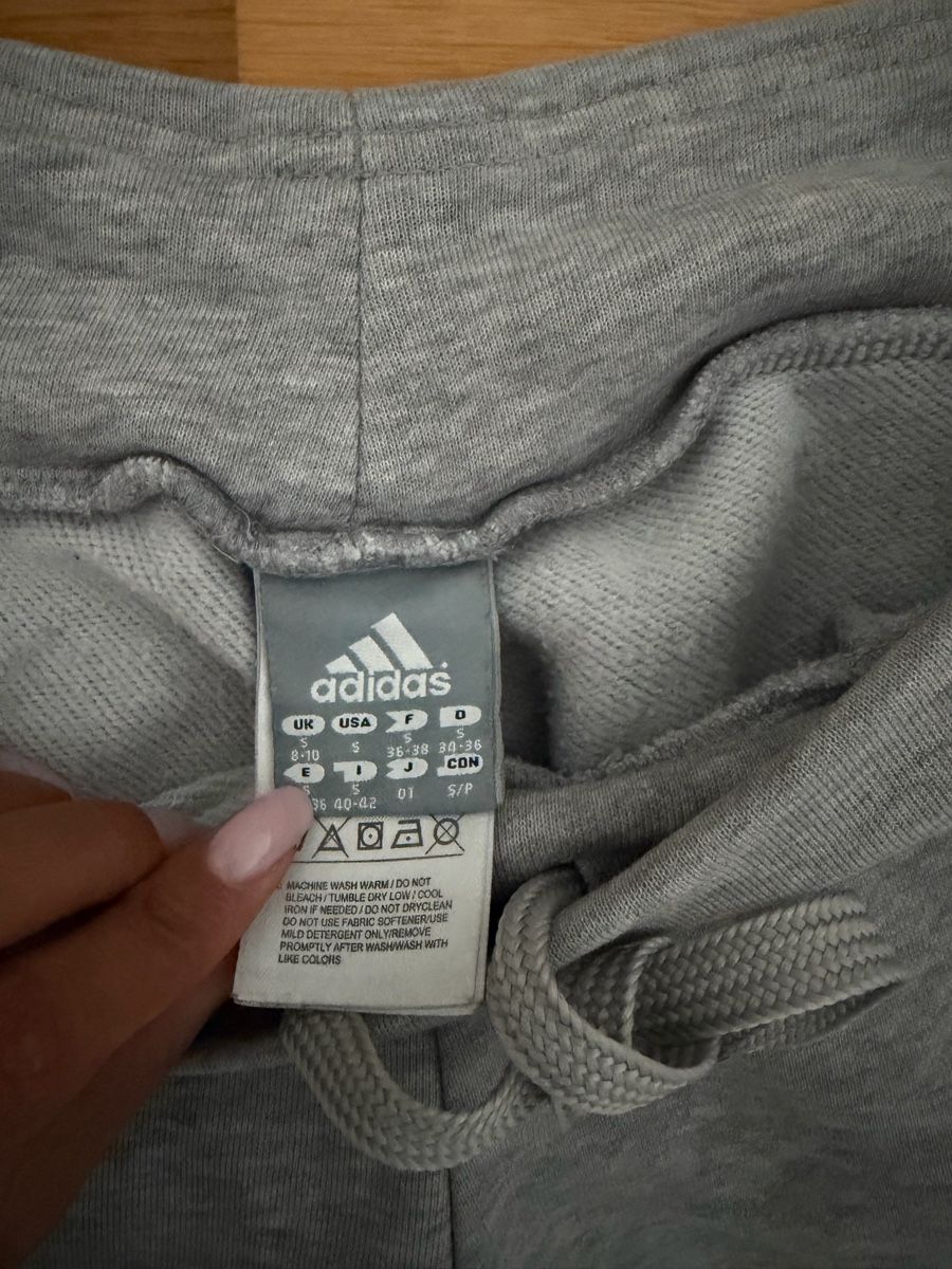 Adidas Hosen: Adidas Jogginghose grau Grösse S   – Gebraucht aus St. Gallen von kka_l9wg 1