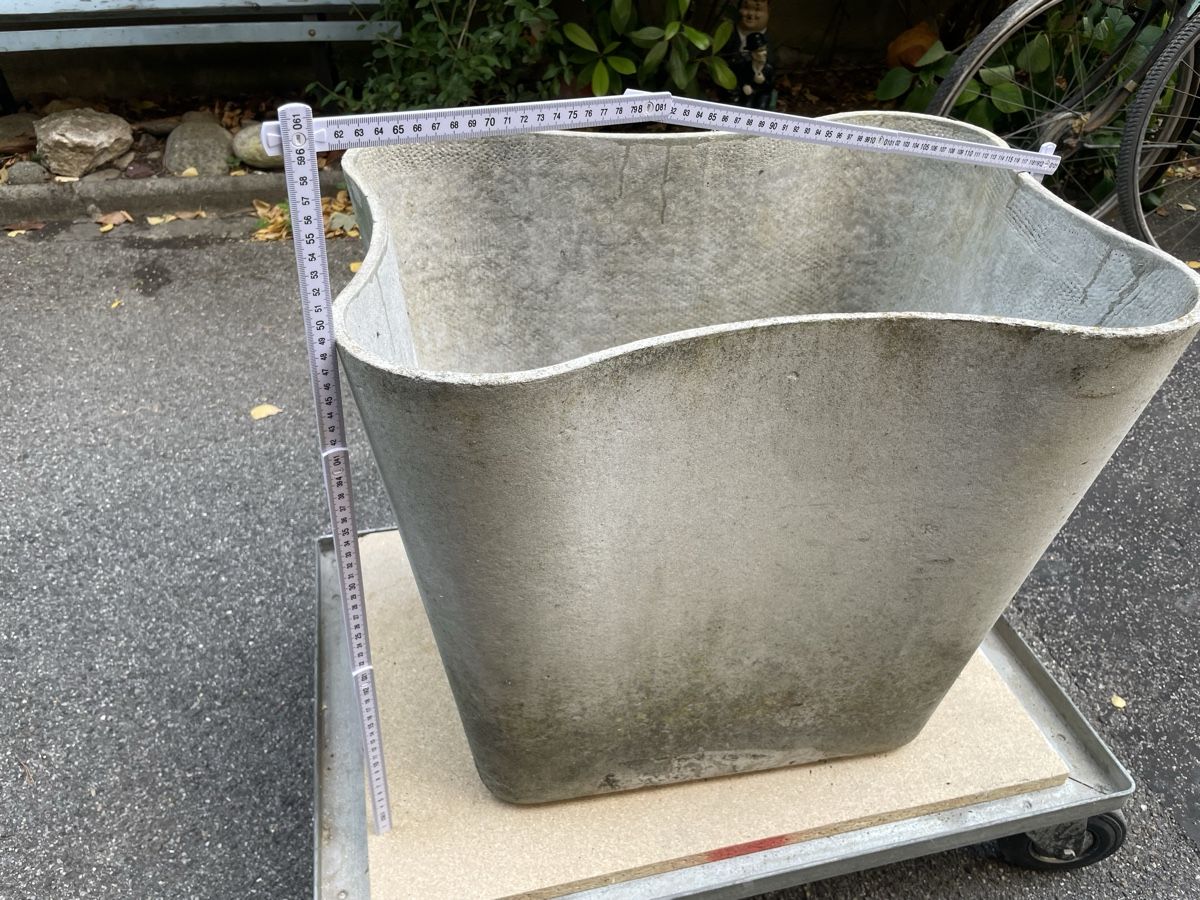 Eternit Blumentöpfe: Eternit Blumentopf in Wellenform – Gebraucht aus Biel/Bienne von Urbue 2