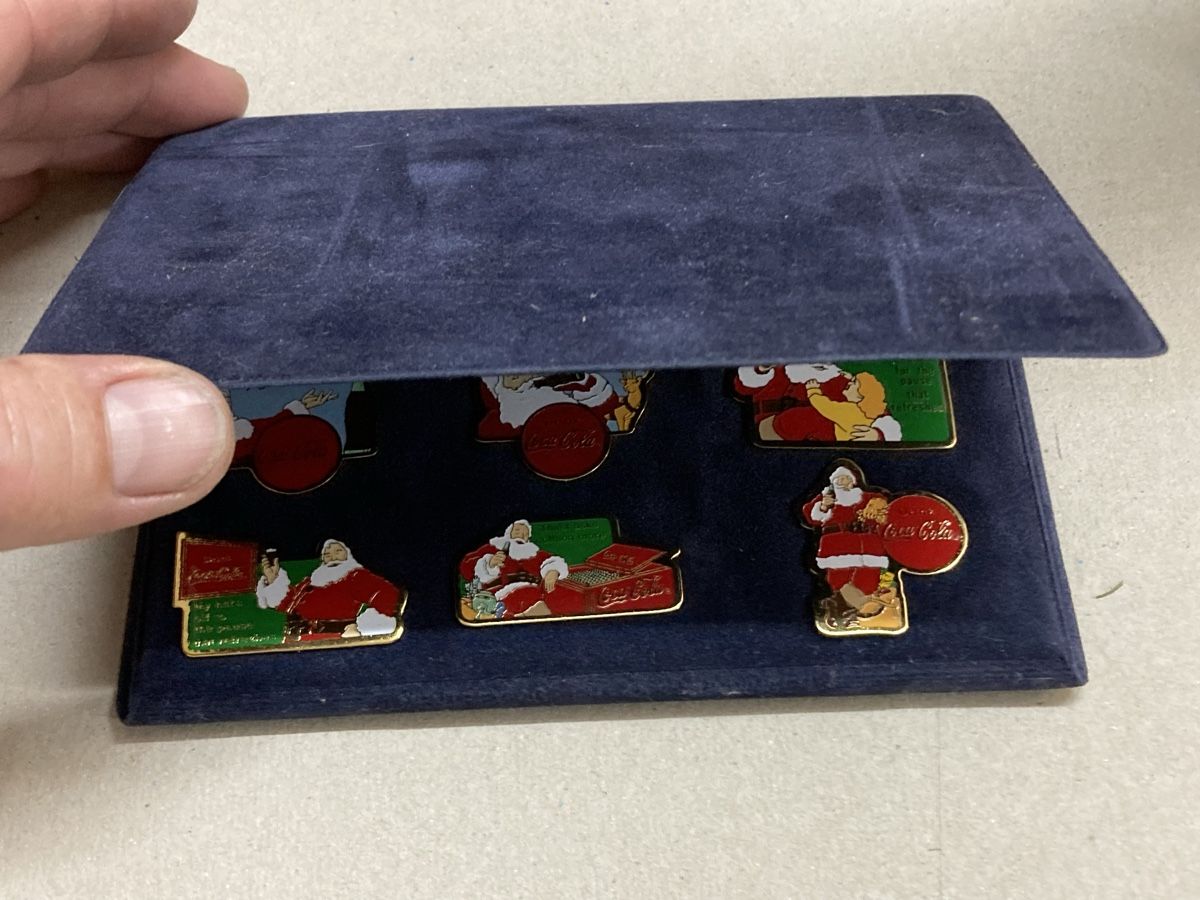 Spille & Fermagli: Coca Cola Sammel Set. Pins Neu  – Nuovo e nell'imballaggio originale da Boll venduto da Jopp1 3