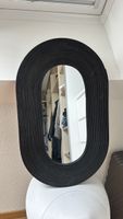 Stilvoller, schwarzer Spiegel mit speziellem Design