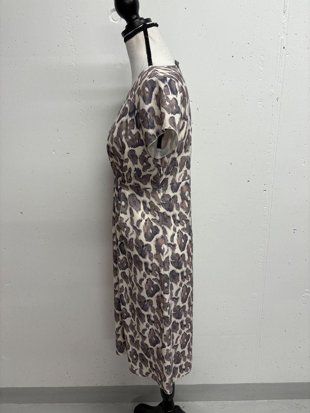 Kleider: FFC Kleid im Leo-Look Gr. 36 grau kurzarm – Gebraucht aus Regensdorf von secondchancefashion 2
